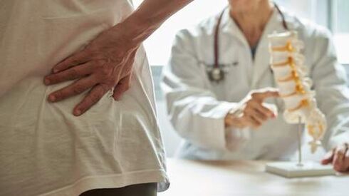 Dacă aveți dureri de spate pe termen lung, trebuie să consultați un medic